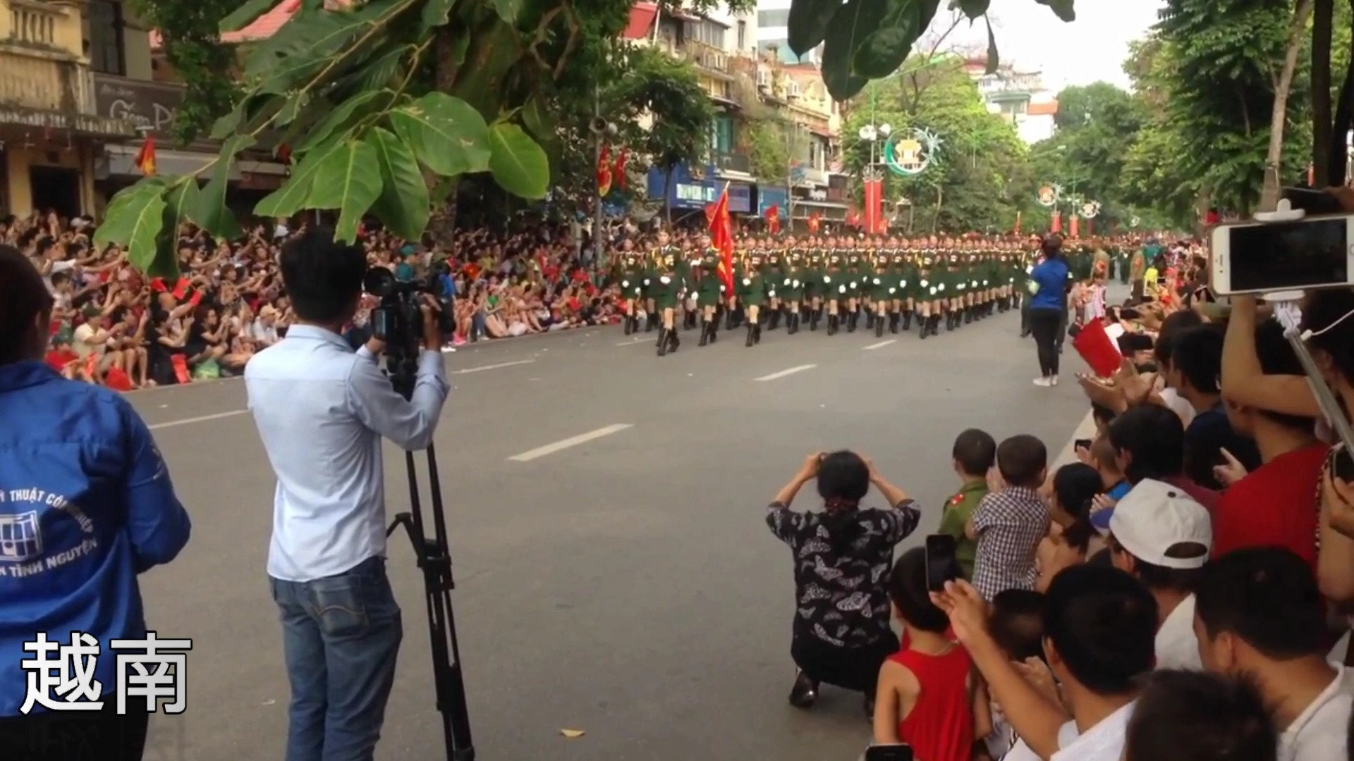 女兵阅兵式,泰国女兵蹦蹦跳跳像兔子,越南女兵头顶天线出场