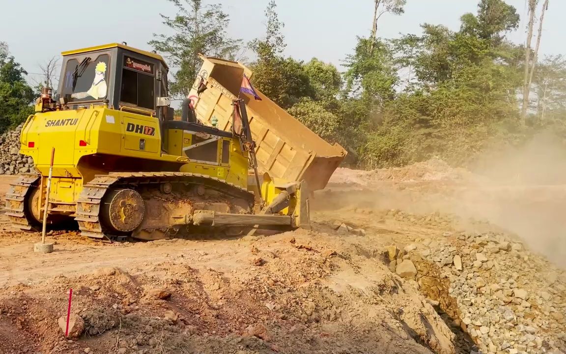 伟大的工作山路施工技术推土机推动移动石车自卸岩石