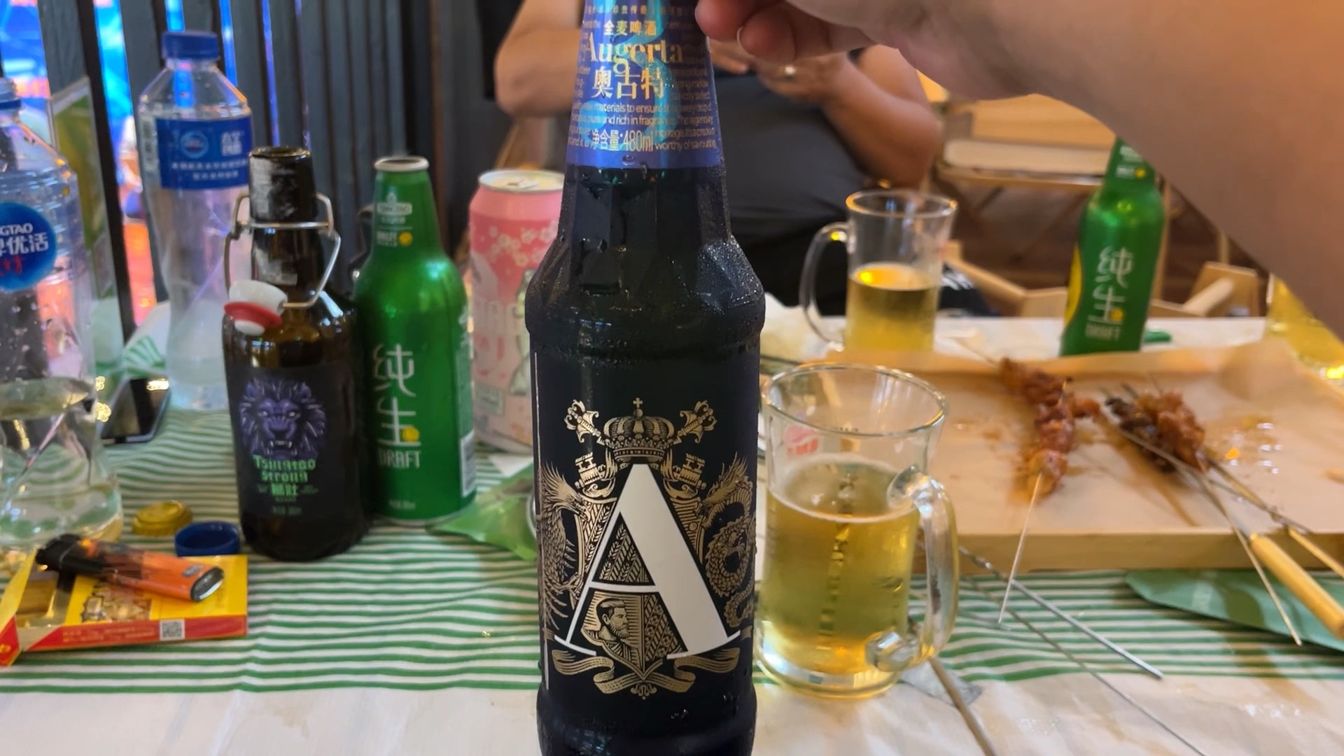 喝青岛啤酒图片实拍图图片