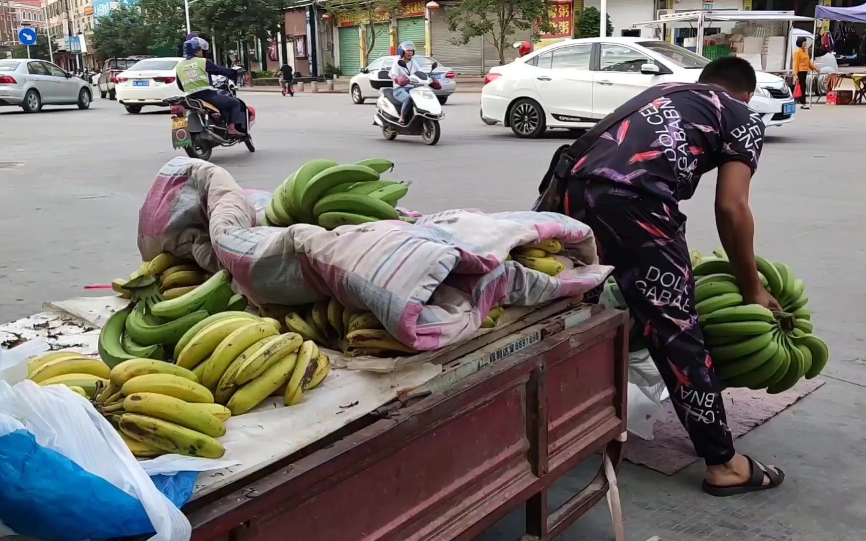 农村小伙摆地摊卖香蕉,生意非常火爆,下午出来不到天黑就卖完了