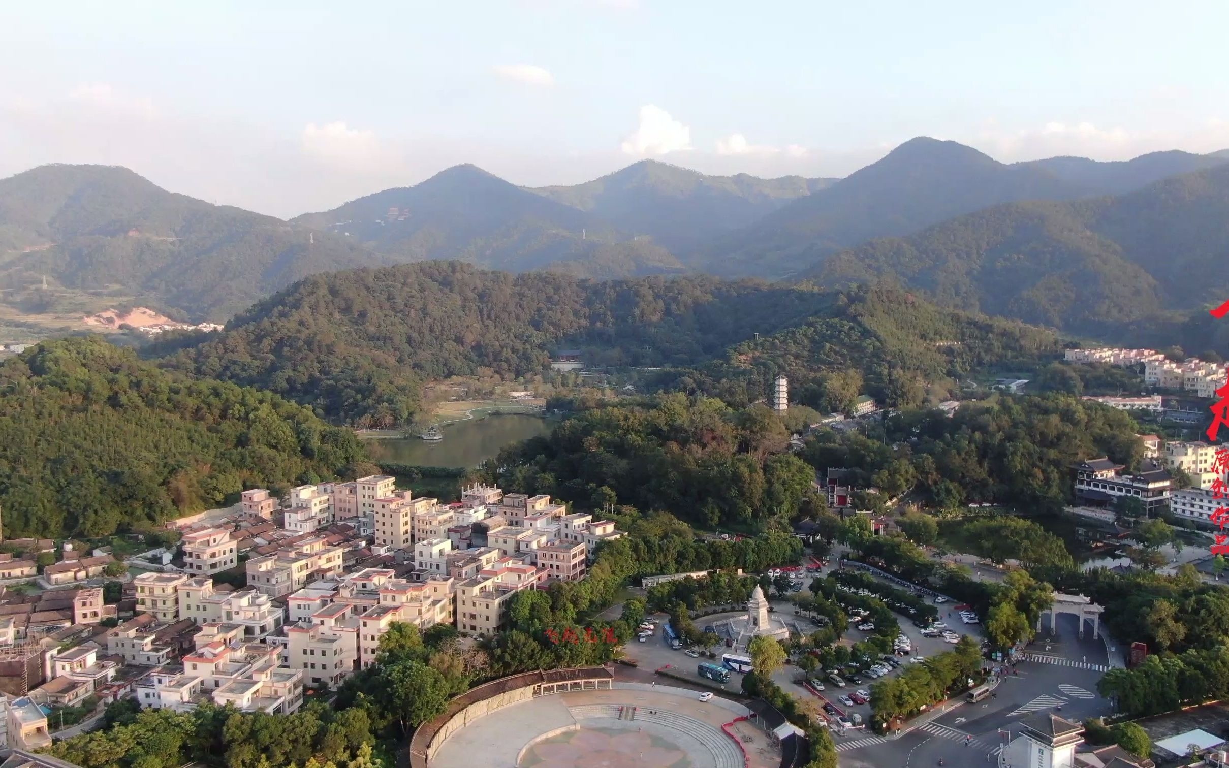 航拍广东云浮新兴龙潭寺,三面环山的地理环境,气宇不凡