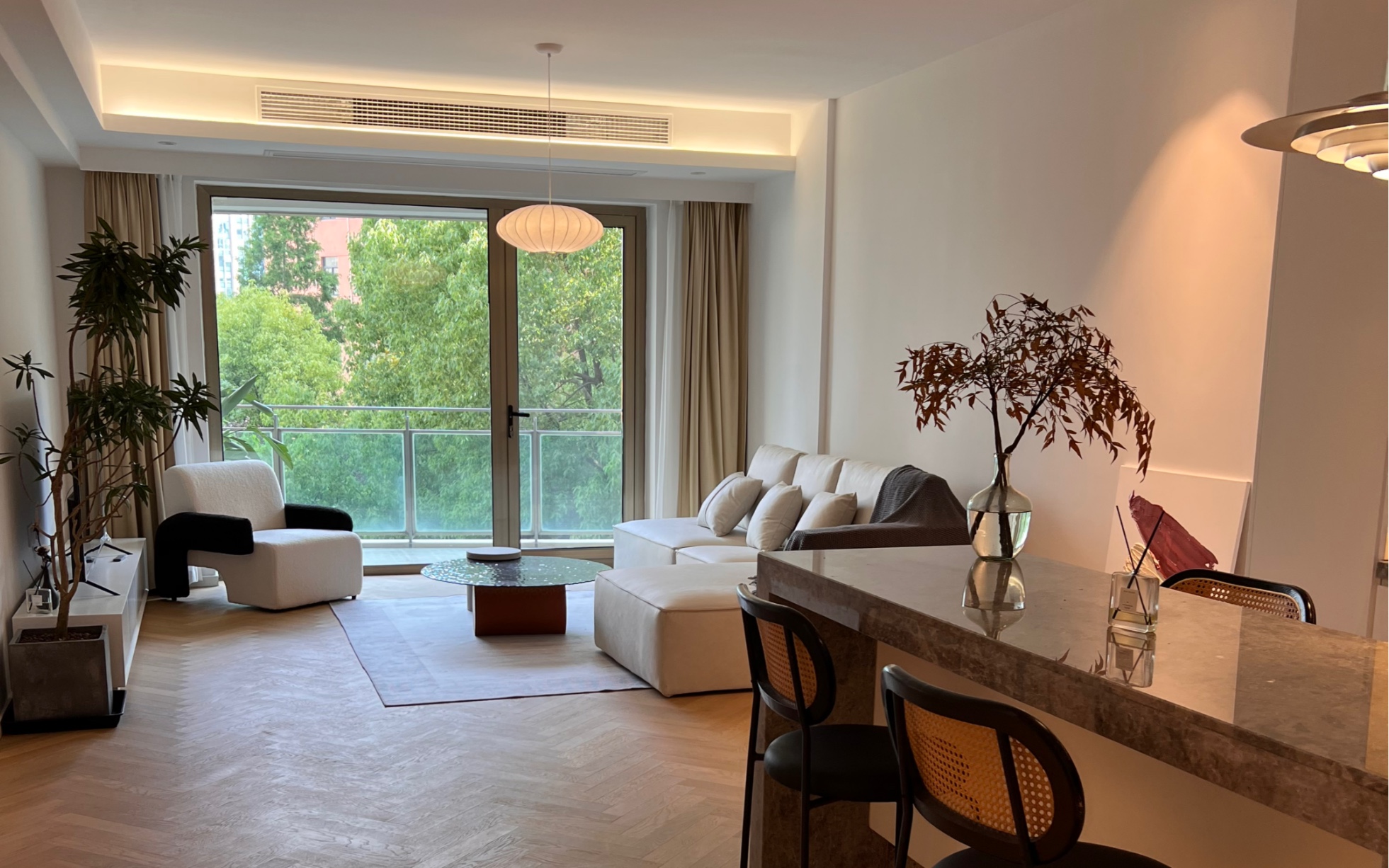 南京西路电梯公寓静安四季苑临近太古汇交通便利生活配套设施齐全