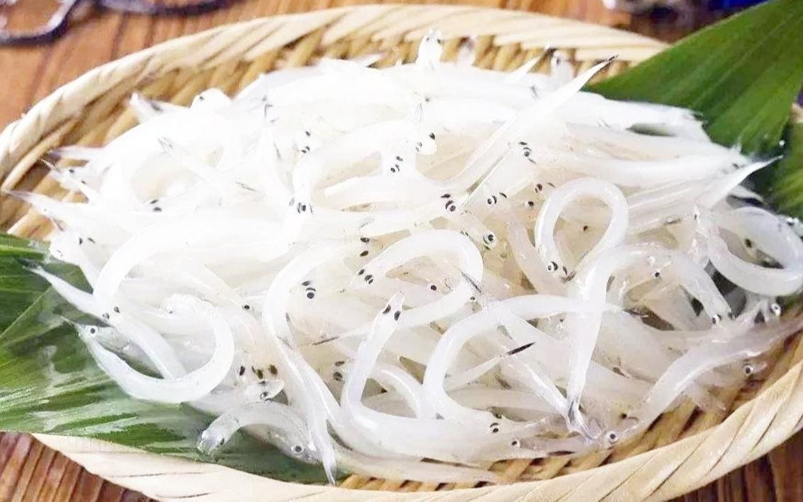 新鲜银鱼裹面粉炸一下,做好这两步,银鱼丝外脆内酥,非常好吃