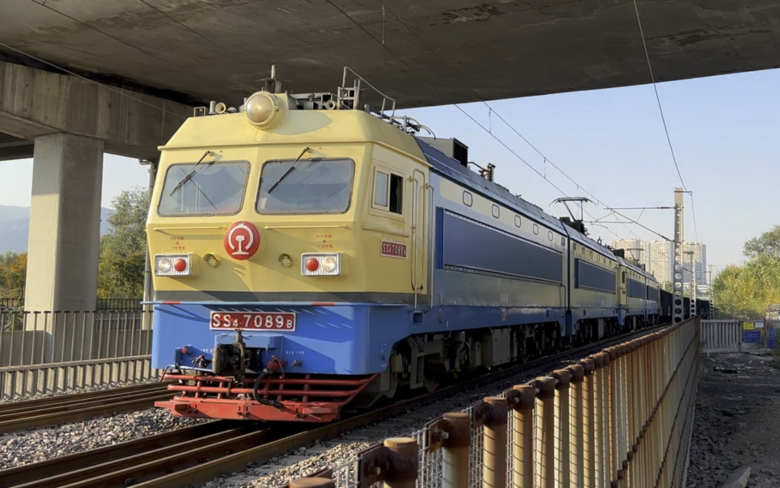 双机太局太段ss4 7089/7175牵引敞车煤列通过北中环桥