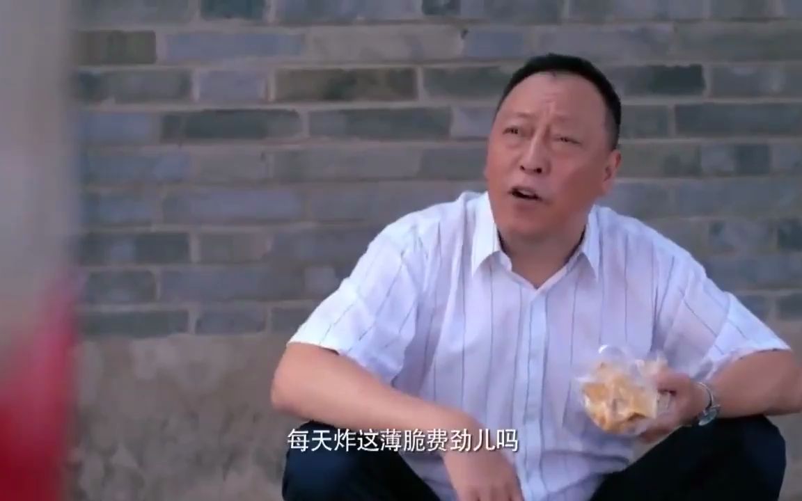 [图]影视-翁婿：大爷买了个饼坐旁边观察，等第二天自己摆摊，卖得好火爆