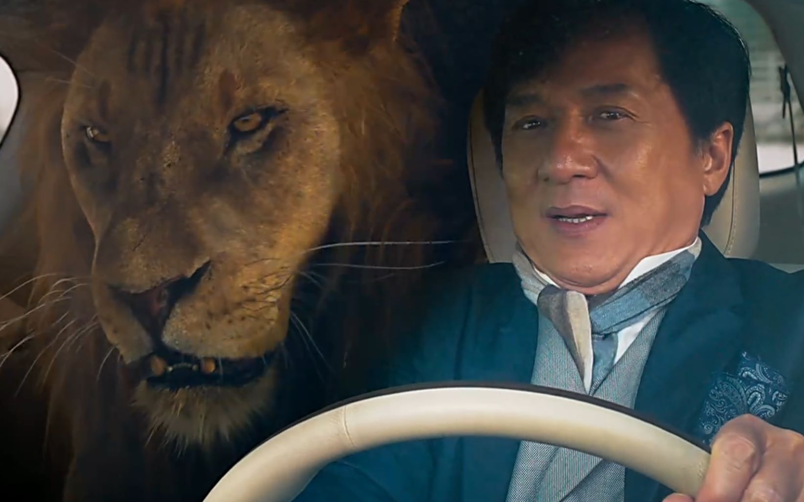 活动作品成龙抢了迪拜土豪的车后座竟然有只狮子