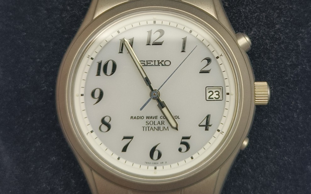 精工钛合金光动能电波男表