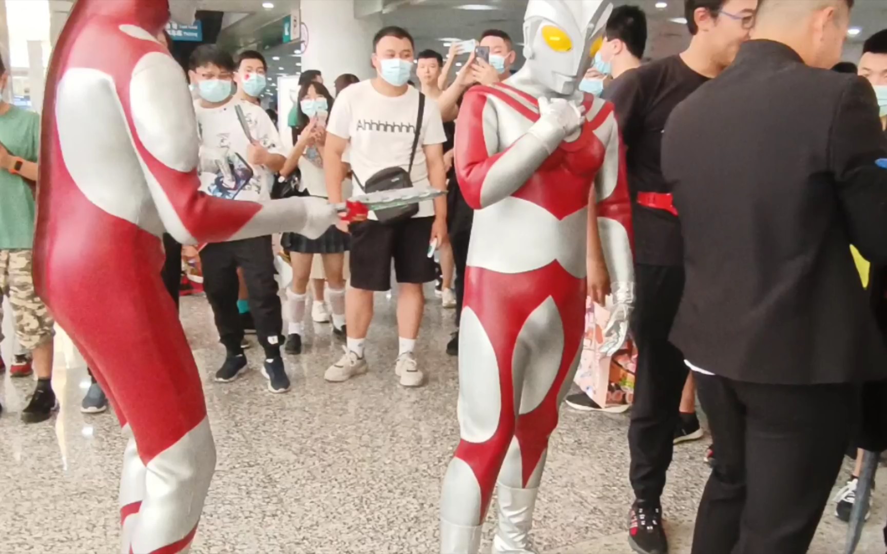 重庆2021国庆西漫惊现奥特兄弟内战