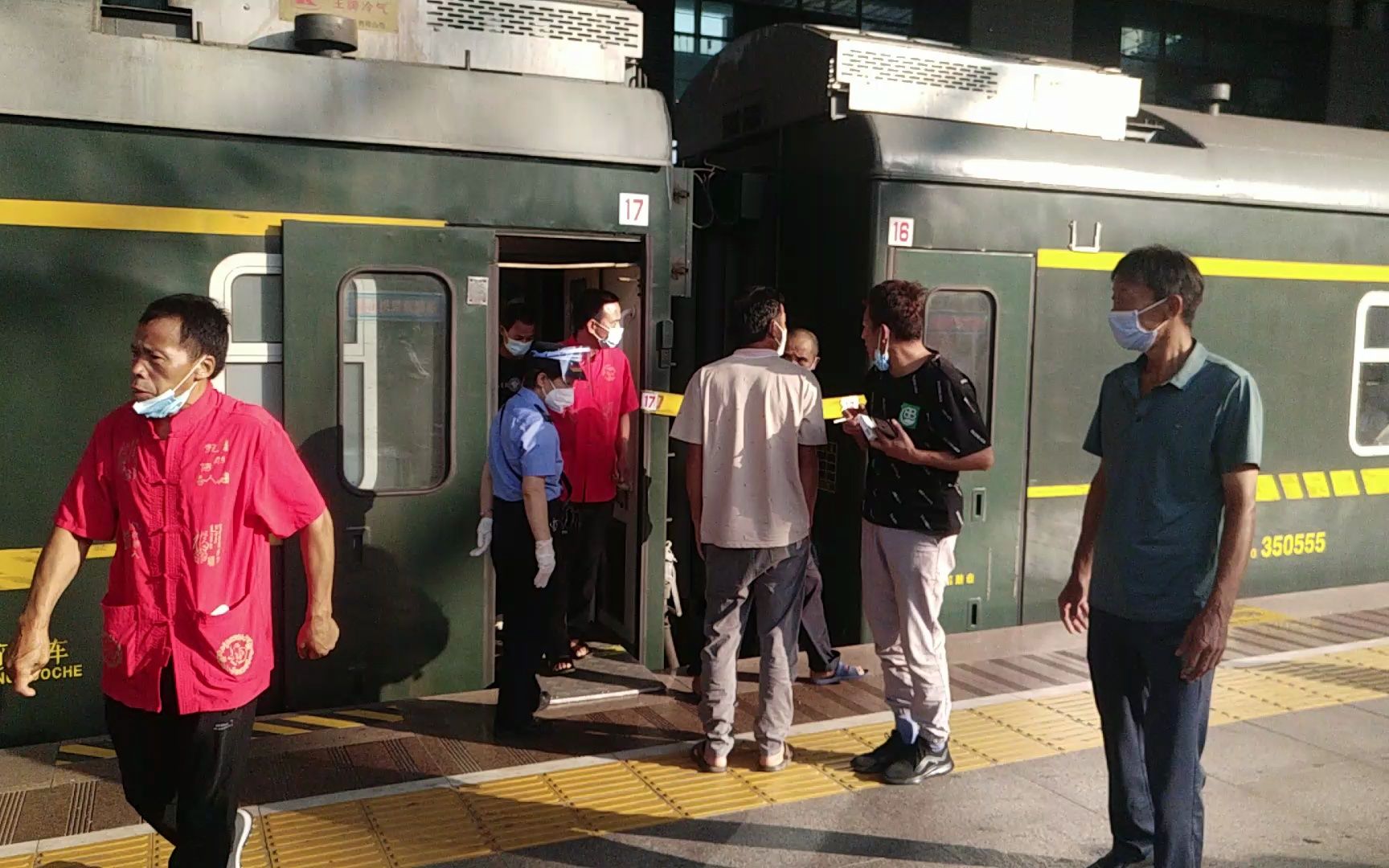 坐火车路过武昌站,下火车看看