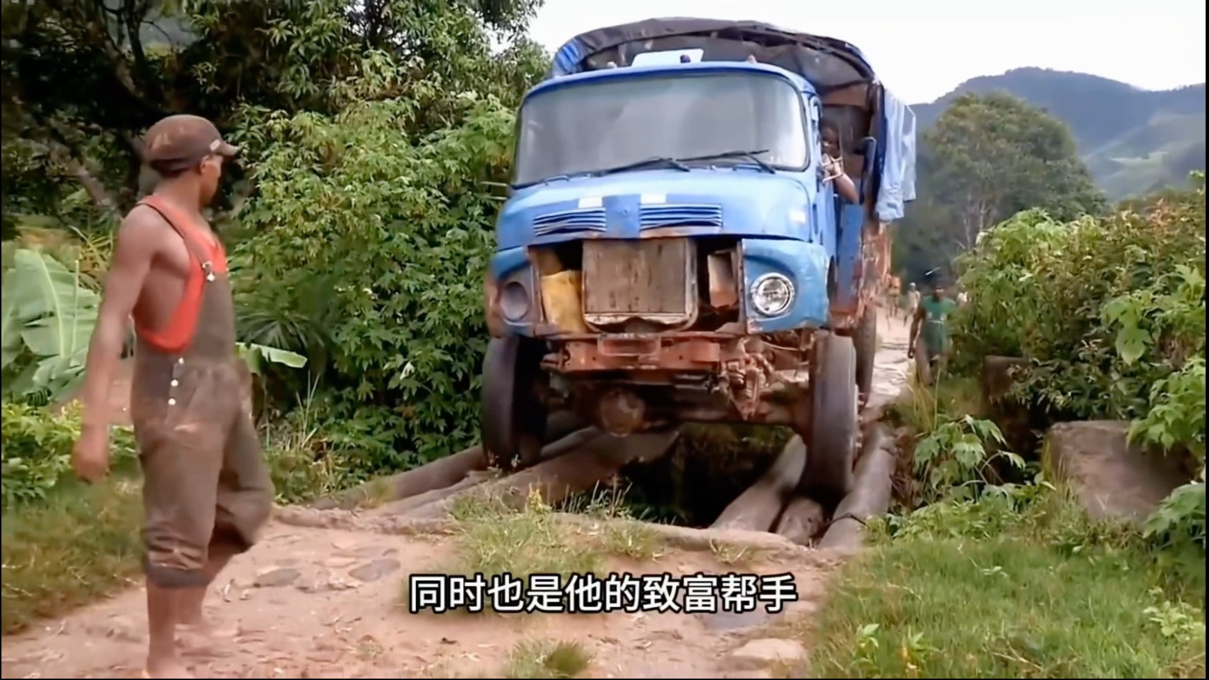 非洲卡车老司机有多猛,驾驶已80万公里老卡车,坑洼崎岖如履平地