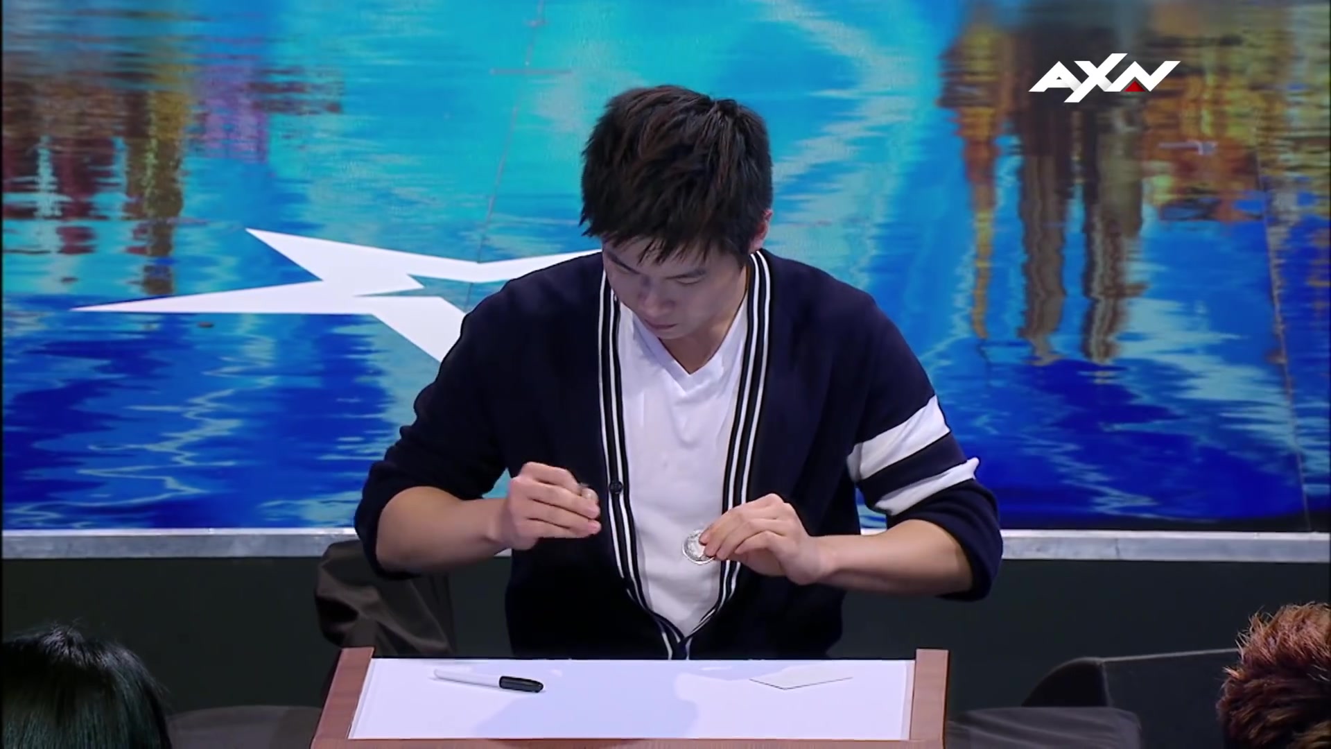 2019亚洲达人秀魔术冠军eric chien简纶廷现场超秀硬币魔术表演