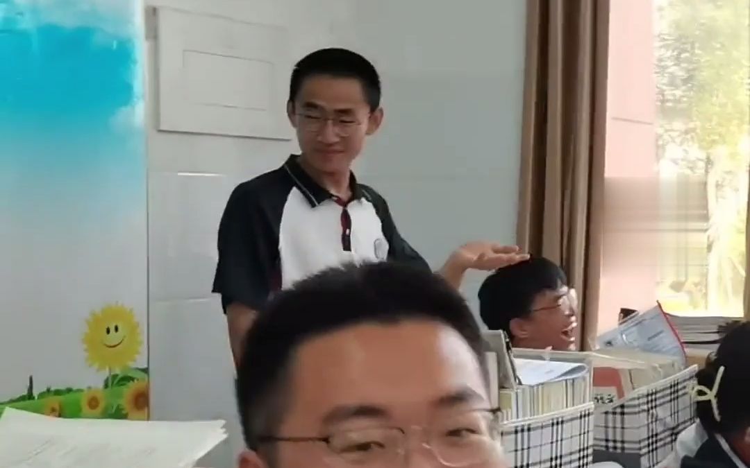 [图]高考数学考完班里同学哭成一片，男生一番话逗乐大家！