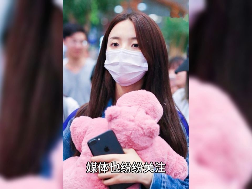 杨超越初雪照俏皮可爱戴红手套双马尾俏皮网友我的小