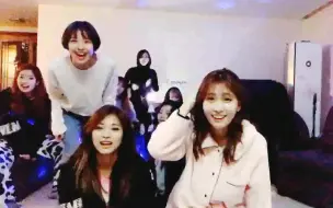 Download Video: 【TWICE】同样的歌曲演唱会版本与宿舍醉酒版本是完全不一样的 一个画风清奇一个优美如画