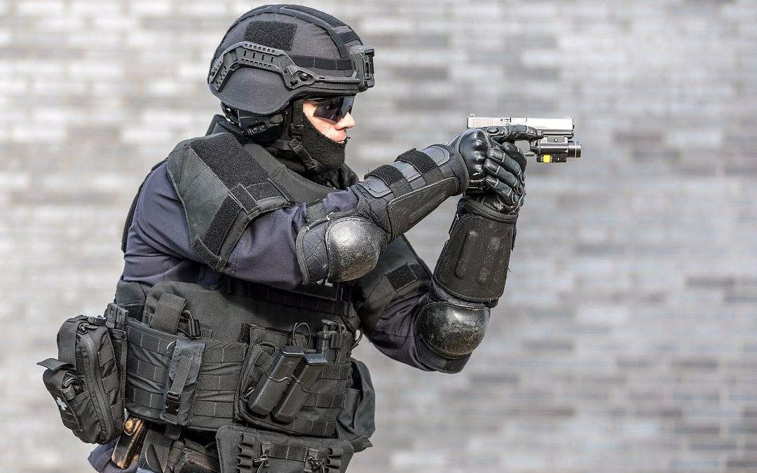 gta5不卡模型的情况下如何配出特警套装