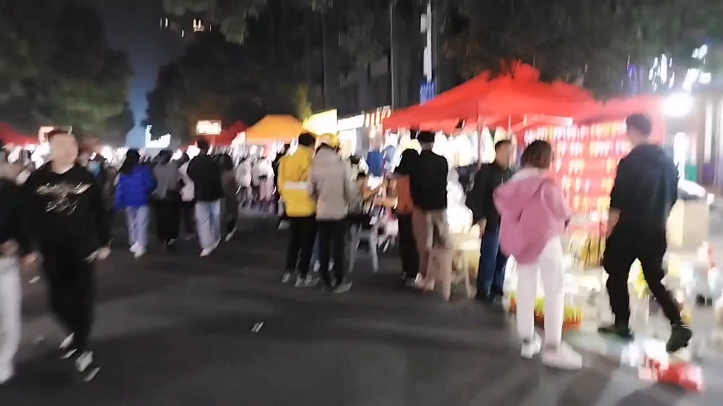 长沙最大夜市杨帆夜市,哟噻人真多,卖服装的冷冷清清.长沙也是美食城市,今年地摊生意难干哔哩哔哩bilibili