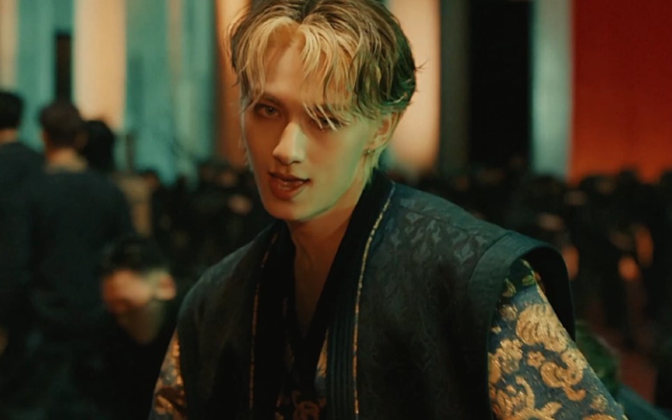 文俊辉出场电影感十足 帅呆了!