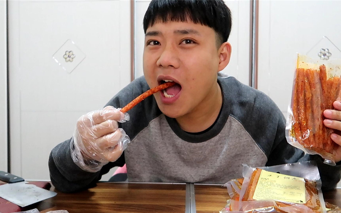 童年时期一毛钱一根的辣条有多好吃小伙吃着吃着都要哭啦