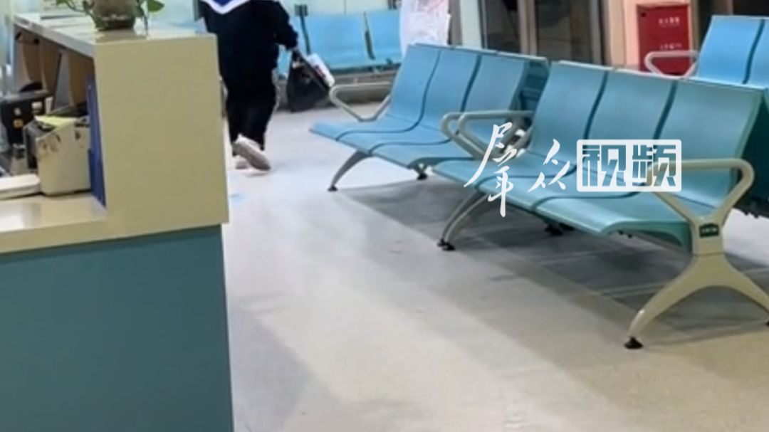 女孩到县城游玩错过末班车，跑到儿科输液大厅过夜，医生怕冻着叫醒她带到病房空床休息。