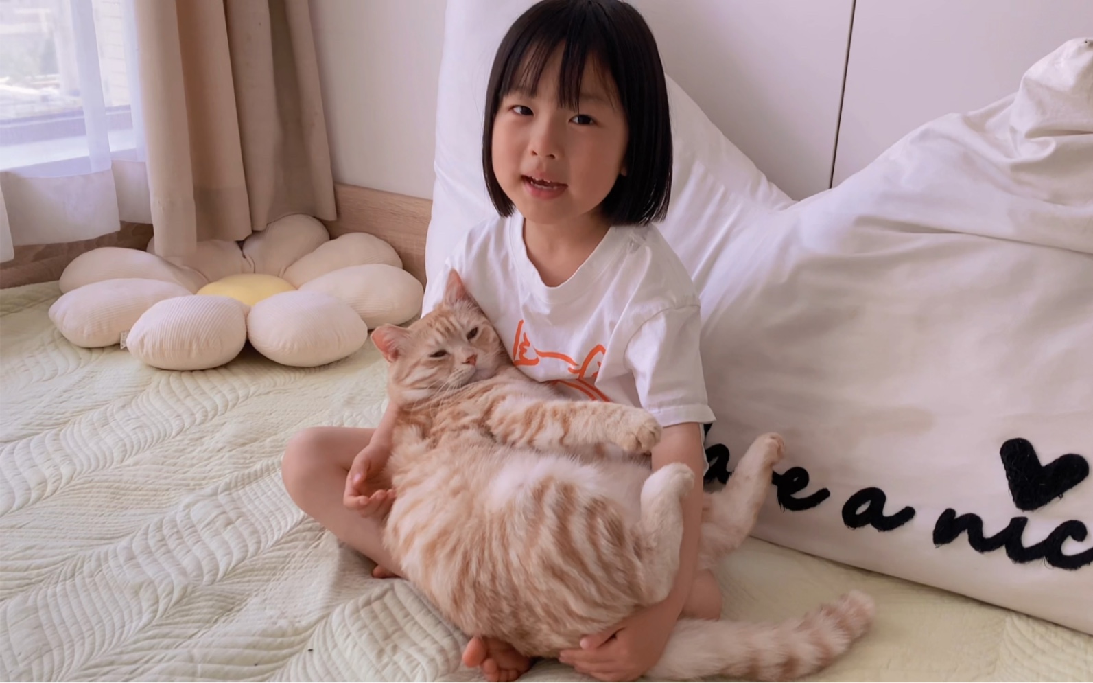 [图]有猫咪陪伴的小孩真幸福