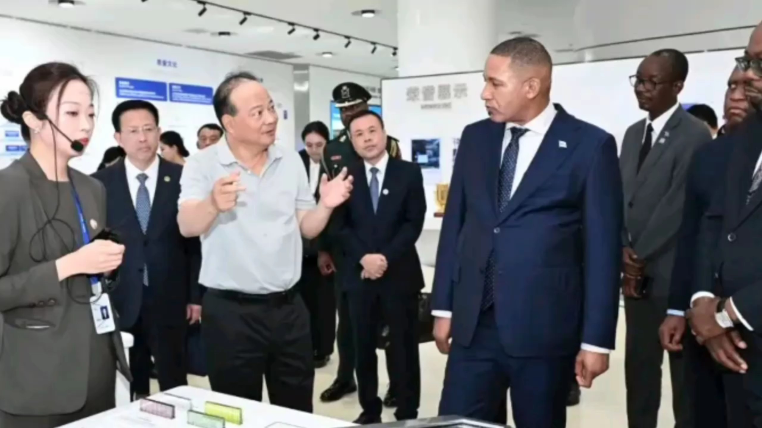 博茨瓦纳总统先打卡福建摆脱贫困展，再参观宁德时代，这节奏是一旦脱贫就直接要整高科技了。