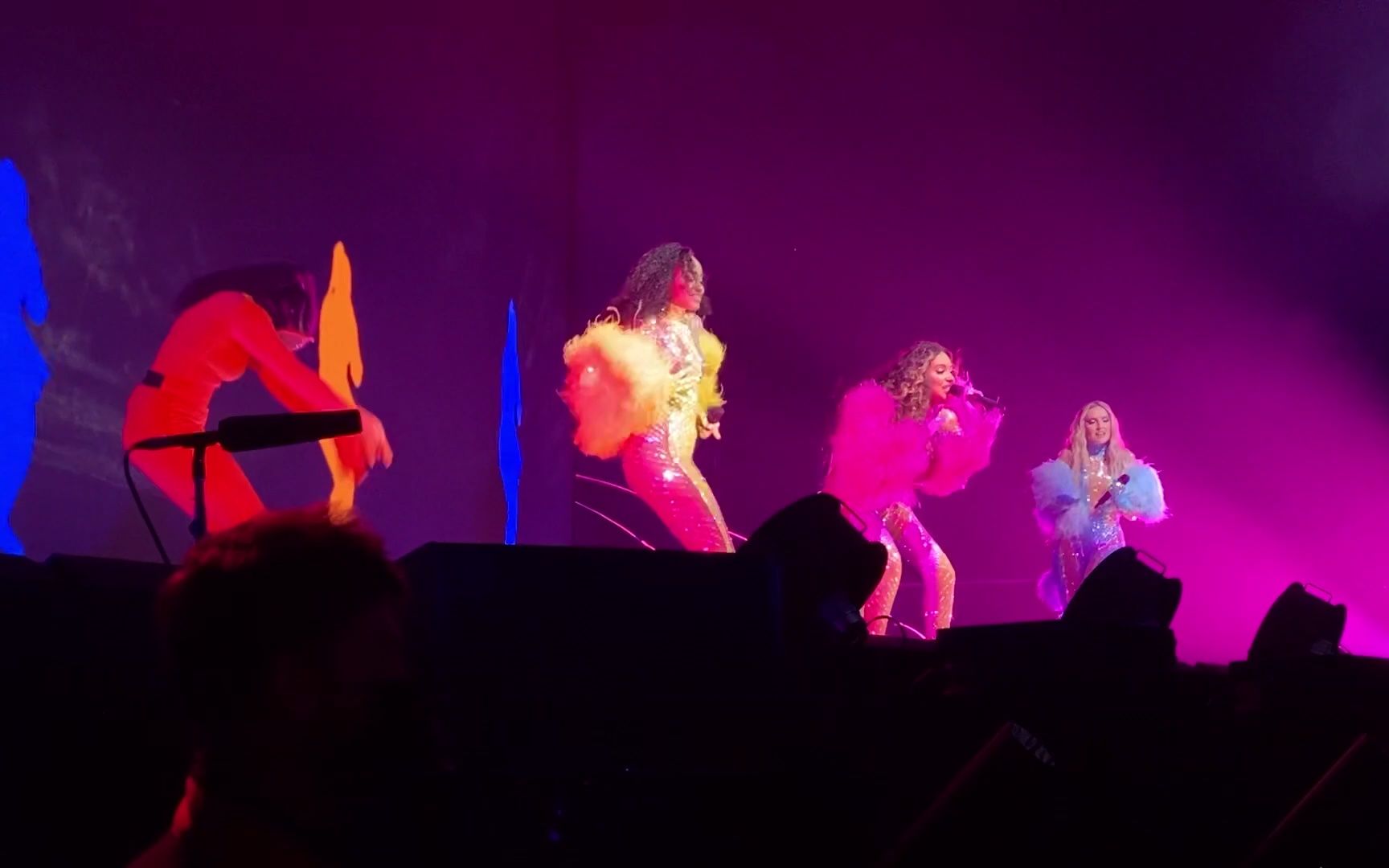 [图]【Little Mix】Break Up Song - The Confetti Tour 第五场 Newcastle 20220415 左