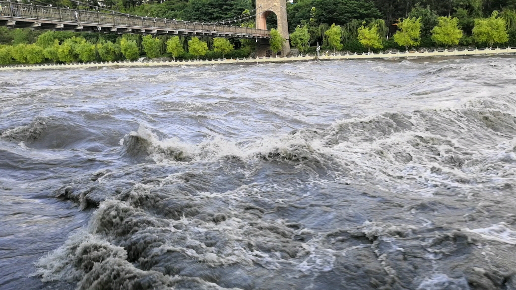 波涛汹涌的岷江河