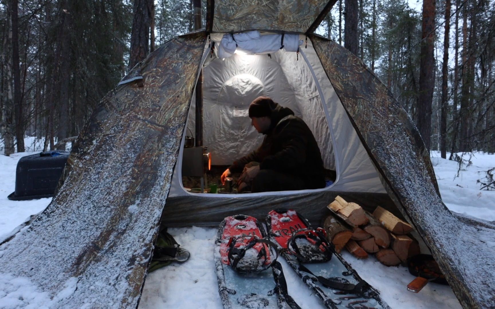 【森林电影:露营】暴风雪中的木炉帐篷冬季露营