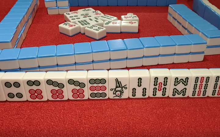 【麻将】麻将自摸七饼胡下小屁胡,小伙笑得合不拢嘴,真有这么高兴