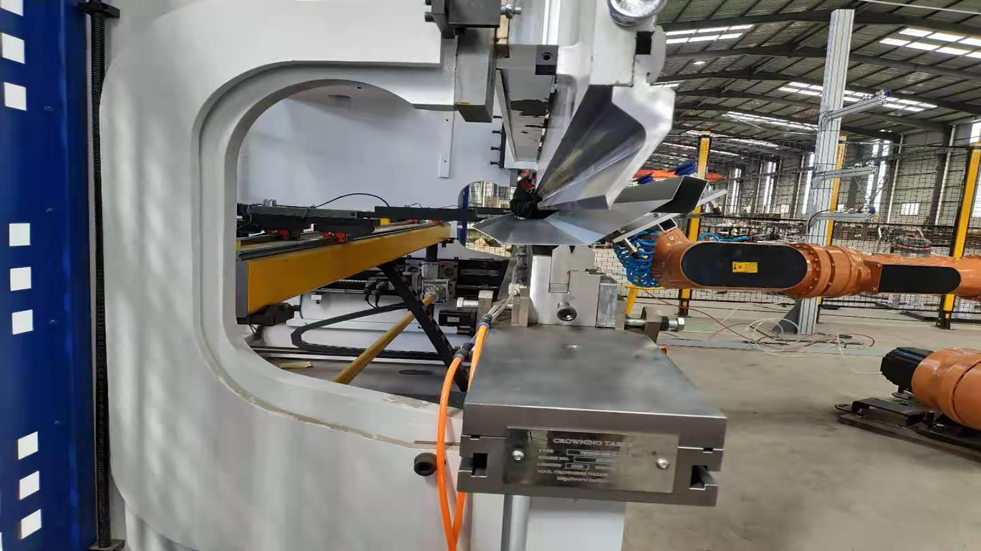 东智力衡门框自动折弯工作站,机器人全自动折弯机