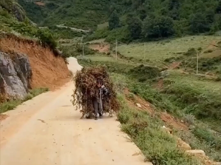 [图]那些留守儿童的心酸瞬间，太早就品尝了成年世界的心酸