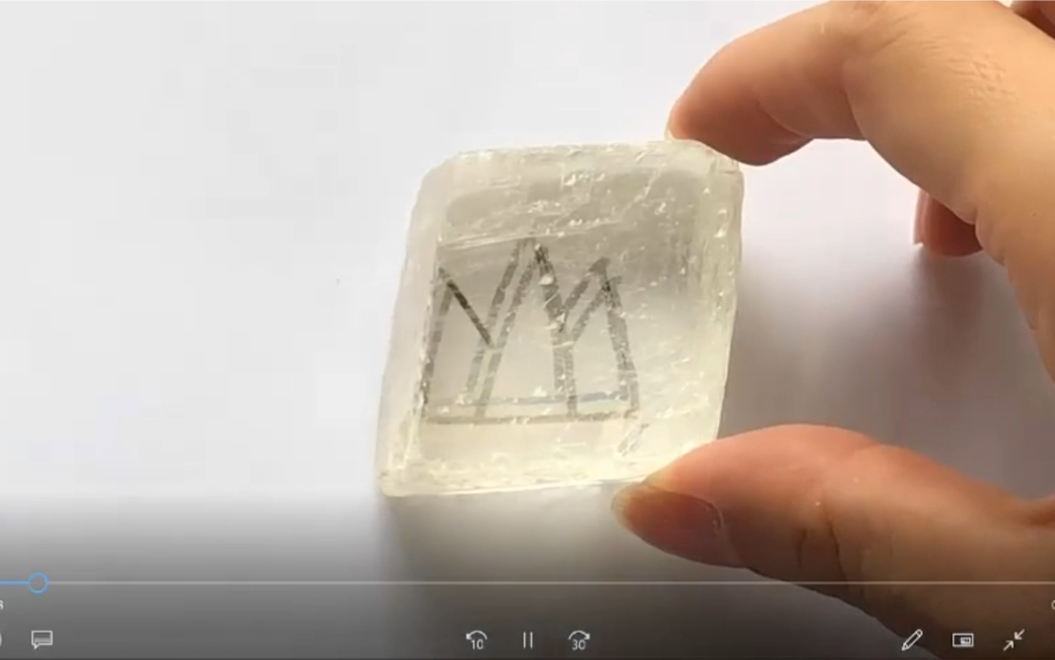 究竟一个还是两个你没看错方解石神奇双折射现象