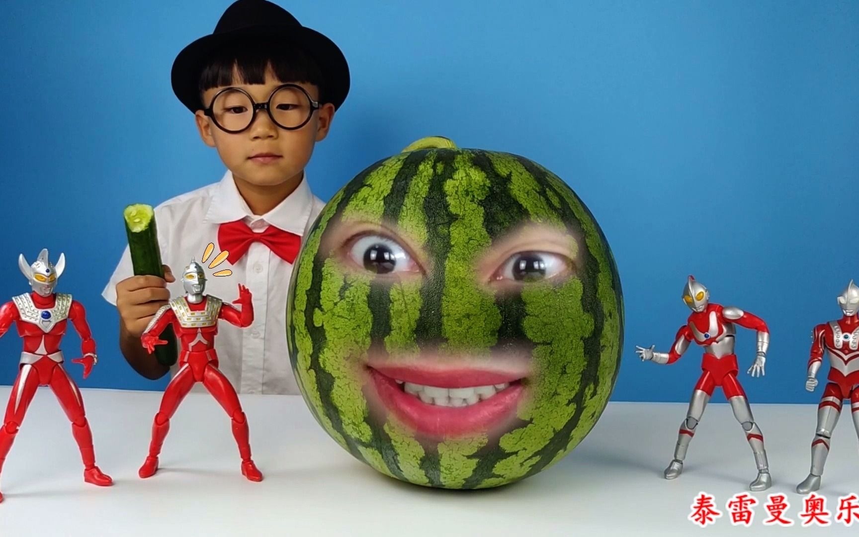 奥特曼把西瓜王变成了榨汁机可以流出美味可口的果汁小泽喝的很开心