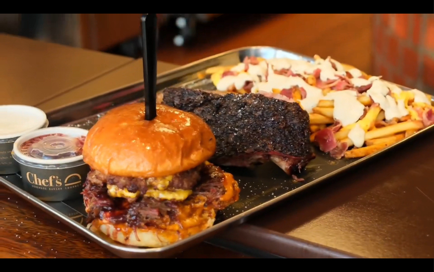 开在迪拜的一家美式快餐,大块烤牛排搭配汉堡薯条的套餐,主打一个豪华