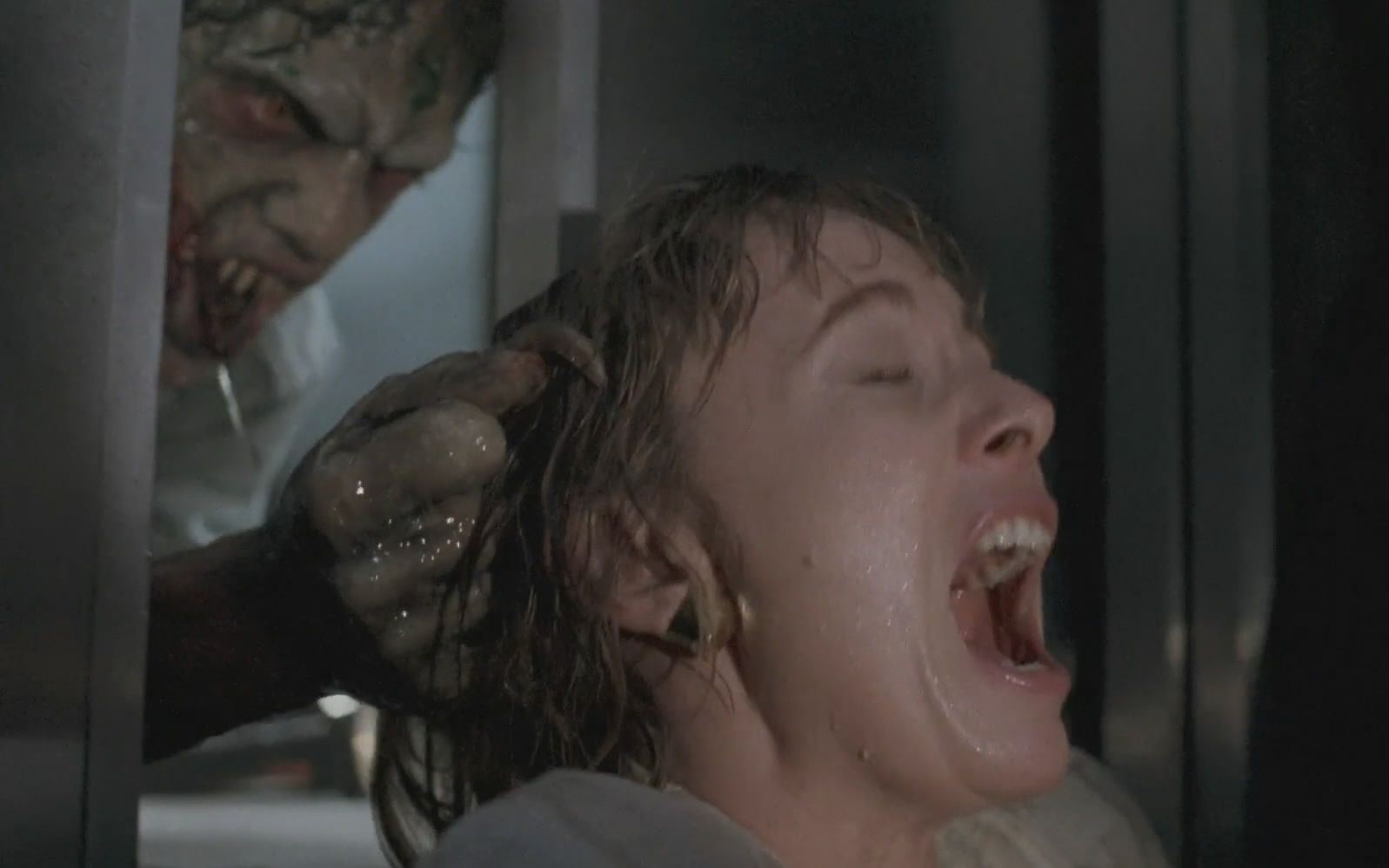 几分钟看完丧尸电影群尸屠城2丧尸继续爆浆这一次连狗狗和小孩都不