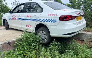 Télécharger la video: 高手在民间，乡村窄路三车相遇无法会车，神车手竟然这样操作，没想到曾经科目二的单边桥如此实用，就算被堵也能覆如平地#危险动作请勿模仿