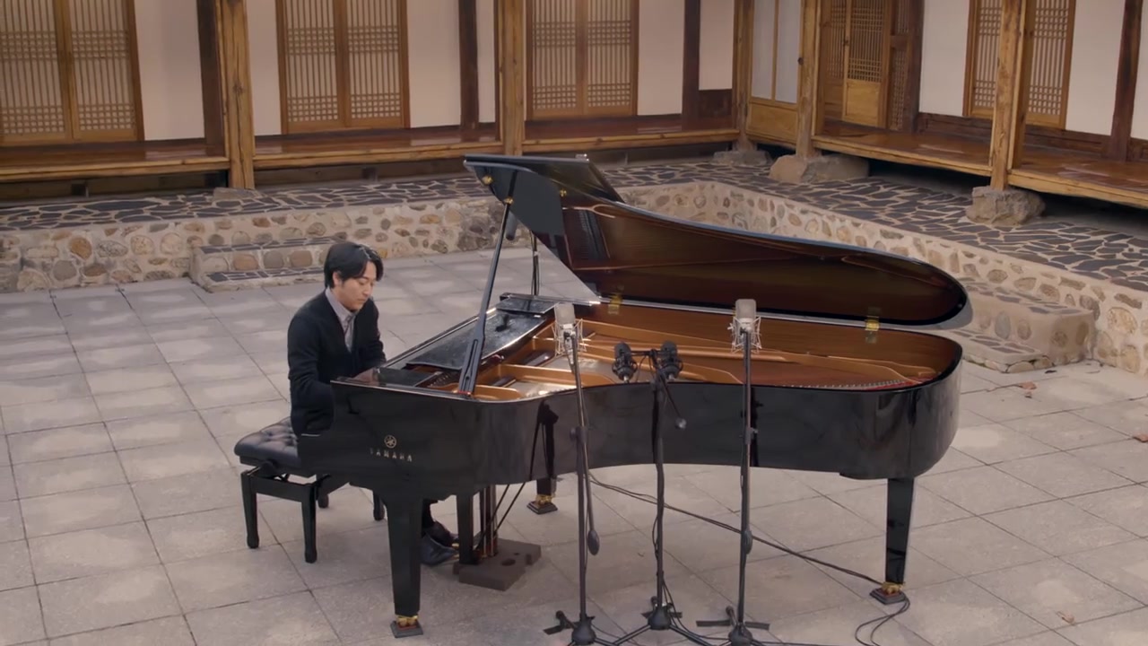 [图]Yiruma 李闰珉最新现场版 May Be + Kiss The Rain + River Flows In You