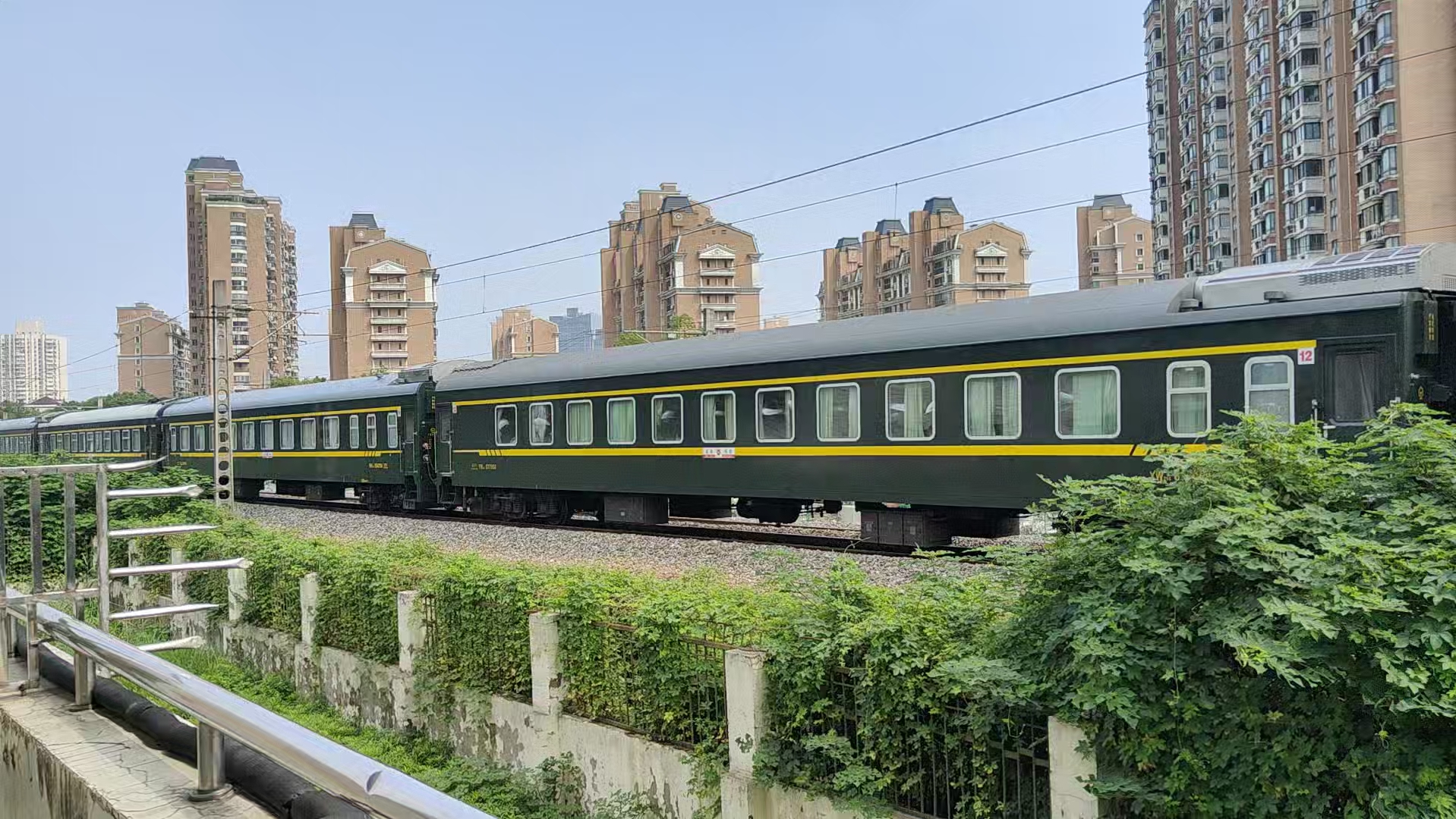 【沪昆线】k808次(怀化～无锡)莲花路站通过,上局沪段ss8 0179