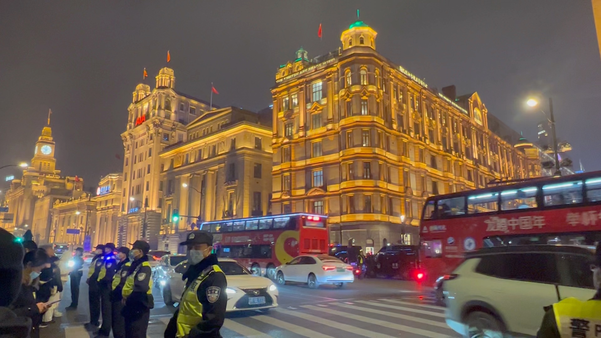2023年12月31日#赶在岁末来看南京路的外滩,人虽多但夜景美,警察适邋