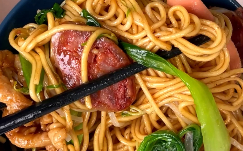 【豪华炒面】肉丝腊肠火腿三肉加成,比路边摊还香～你们一定要试试!