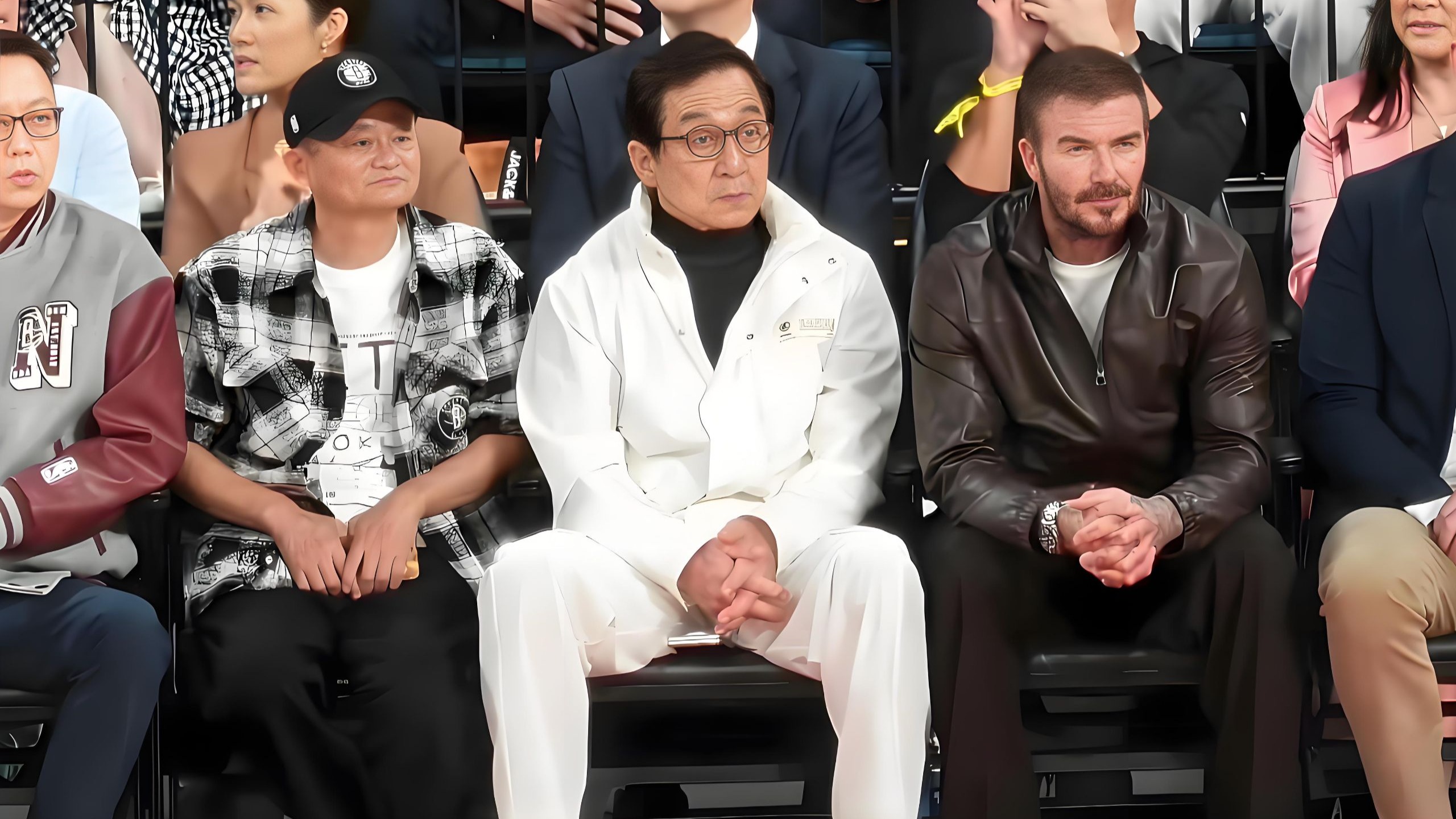 成龙现身NBA中国赛，与贝克汉姆姚明奥尼尔一同入场，邻座是马云堪称世纪同框