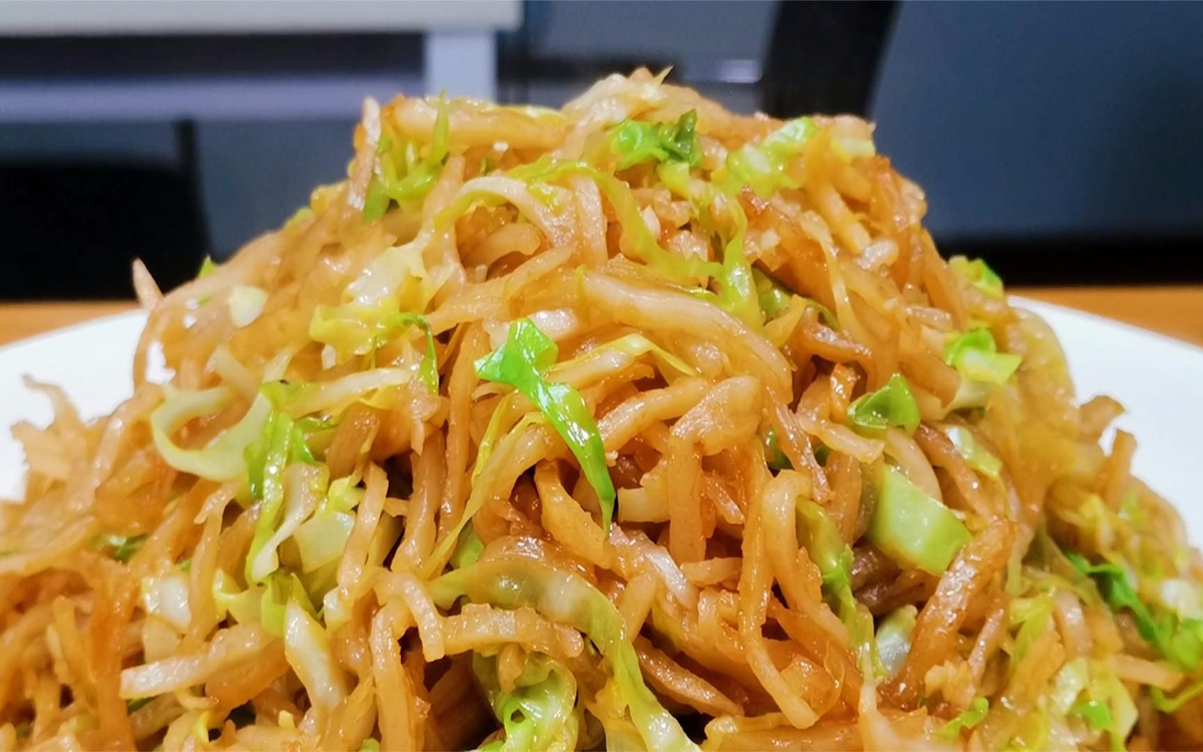 包菜炒饼,切记不要直接下锅炒,多加1步,又香又劲道,太好吃了