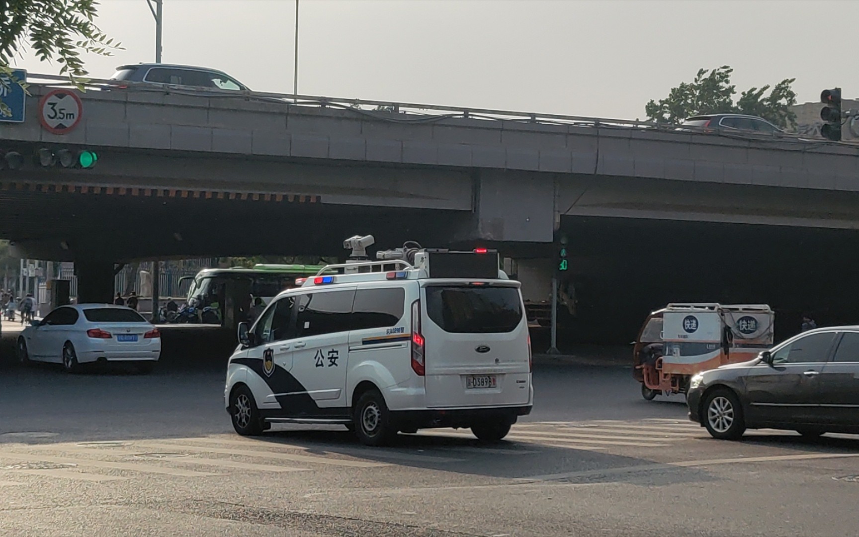 随拍交警警车在定慧北桥等红灯