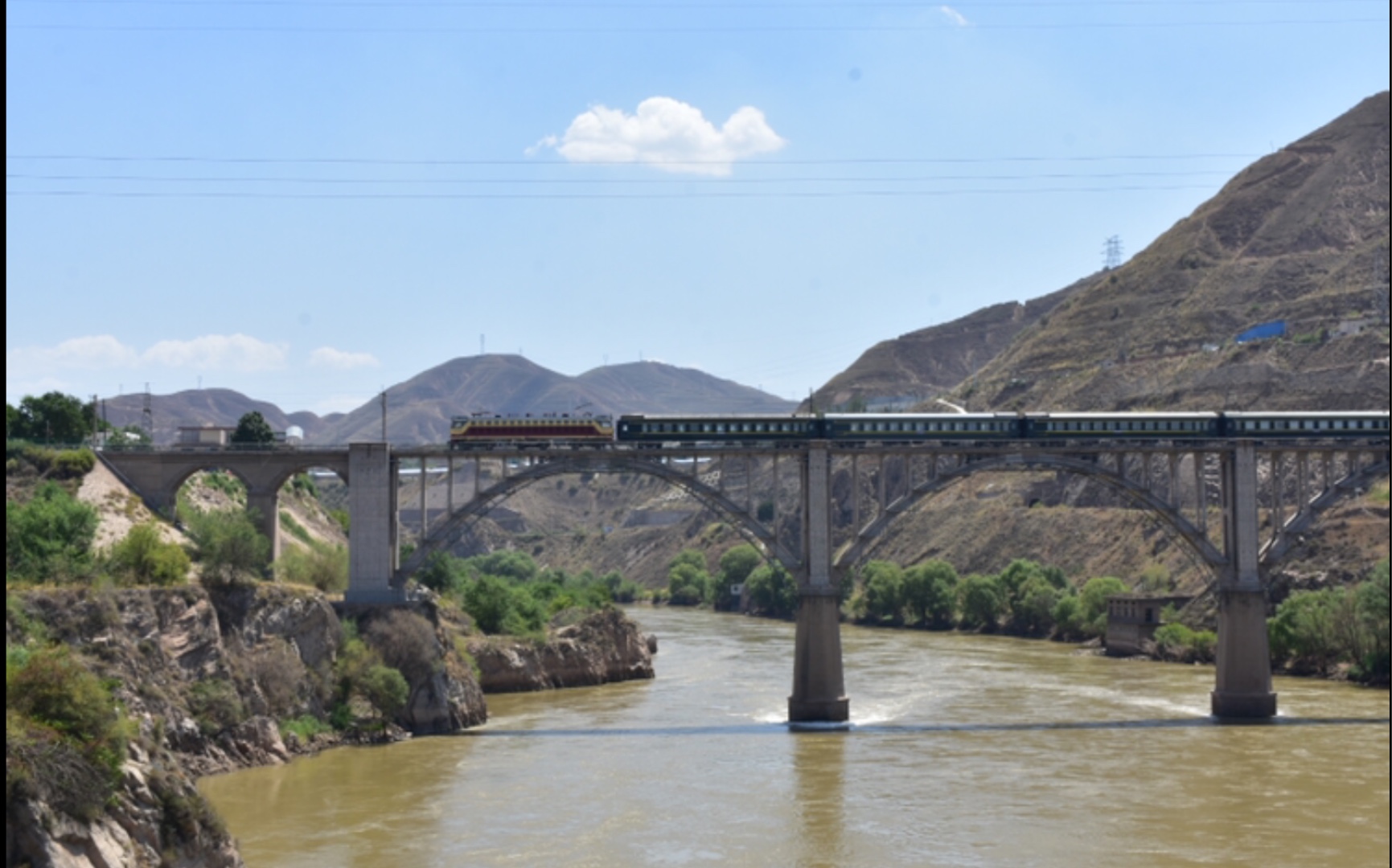 【铁路】ss7c牵引k9882(姚渡-银川)通过包兰线桑园峡黄河大桥_哔哩