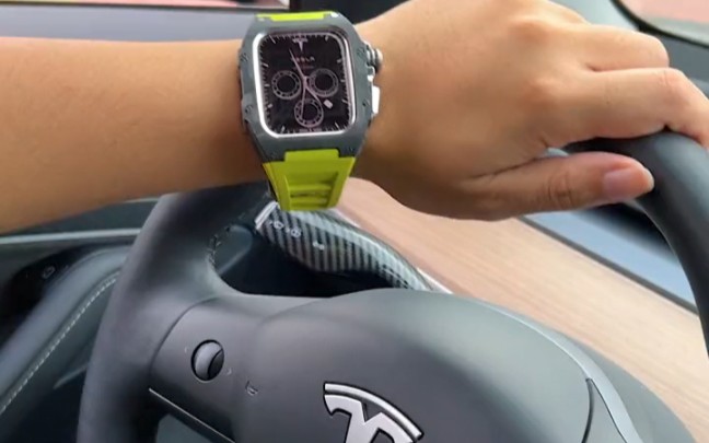带上这款荧光绿苹果潮玩表壳,丝毫不影响你单手开特斯拉#applewatch
