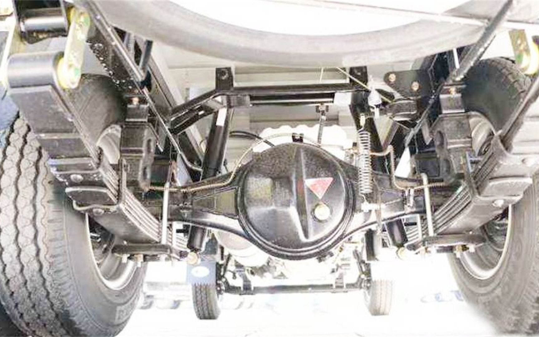 货车的后悬挂钢板弹簧是怎么制造出来的?看完后大开眼界了