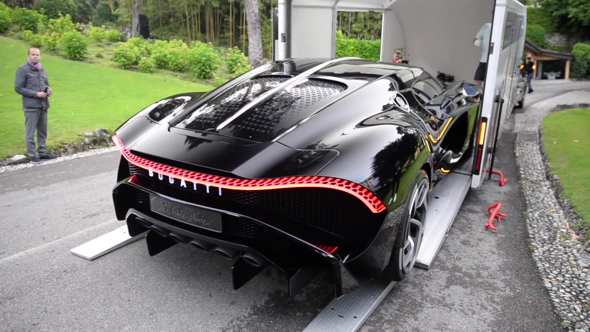 史上最贵布加迪 la voiture noire 下地实拍,满满的金钱的味道