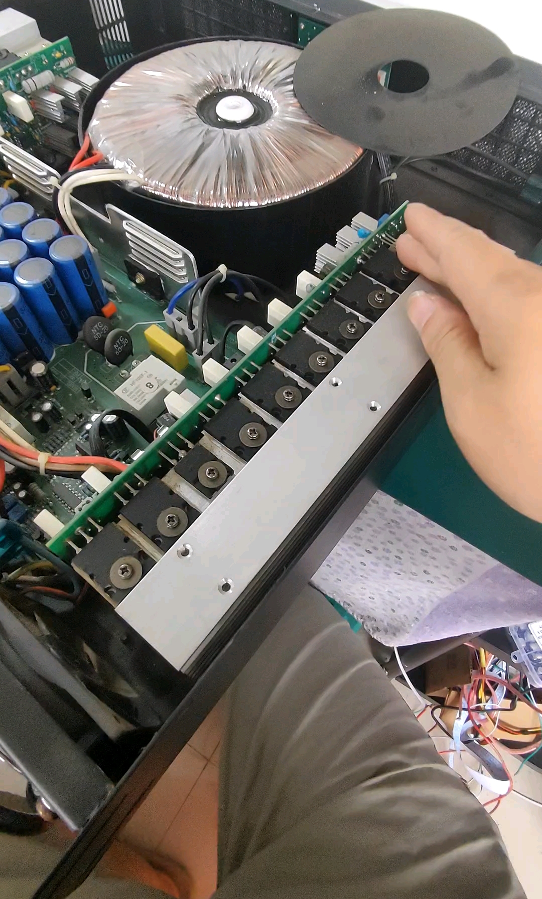 专业后级功放ep800维修拆解