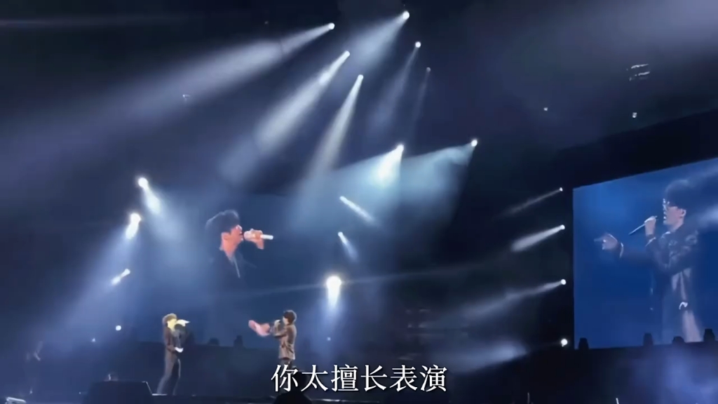 [图]音乐#落叶归根，我归你永远忘不了海蝶两大“败家子”的神仙合唱！#薛之谦#许嵩