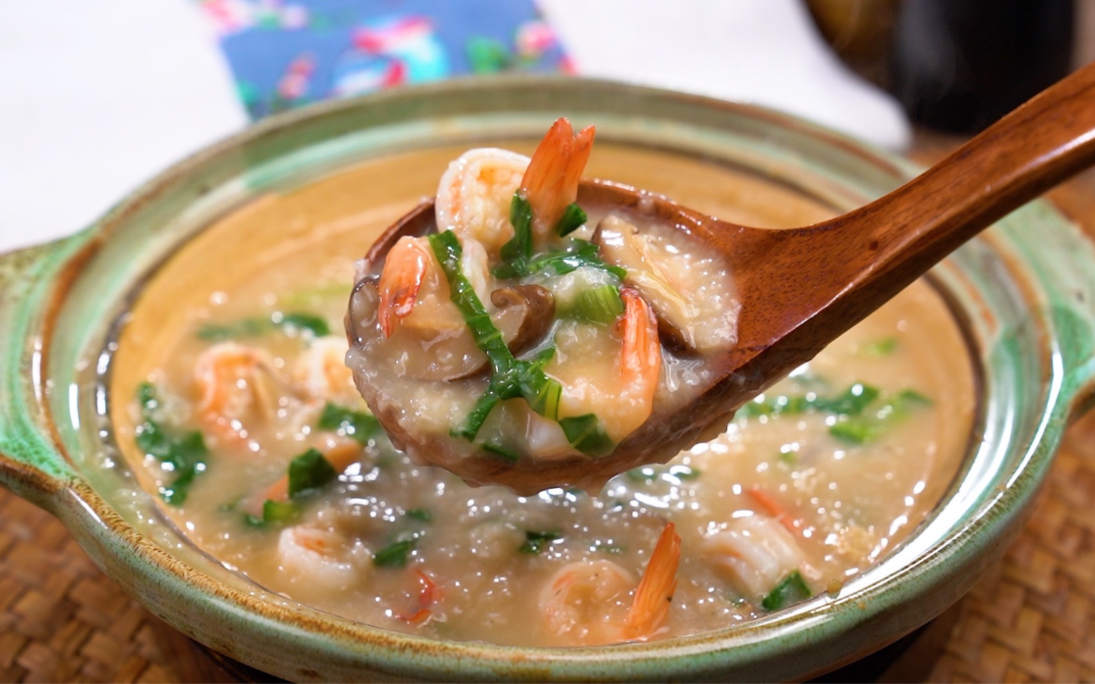 北方的天气是越来越冷,这碗砂锅鲜虾粥,口感丝滑,营养美味又鲜美,哈哈